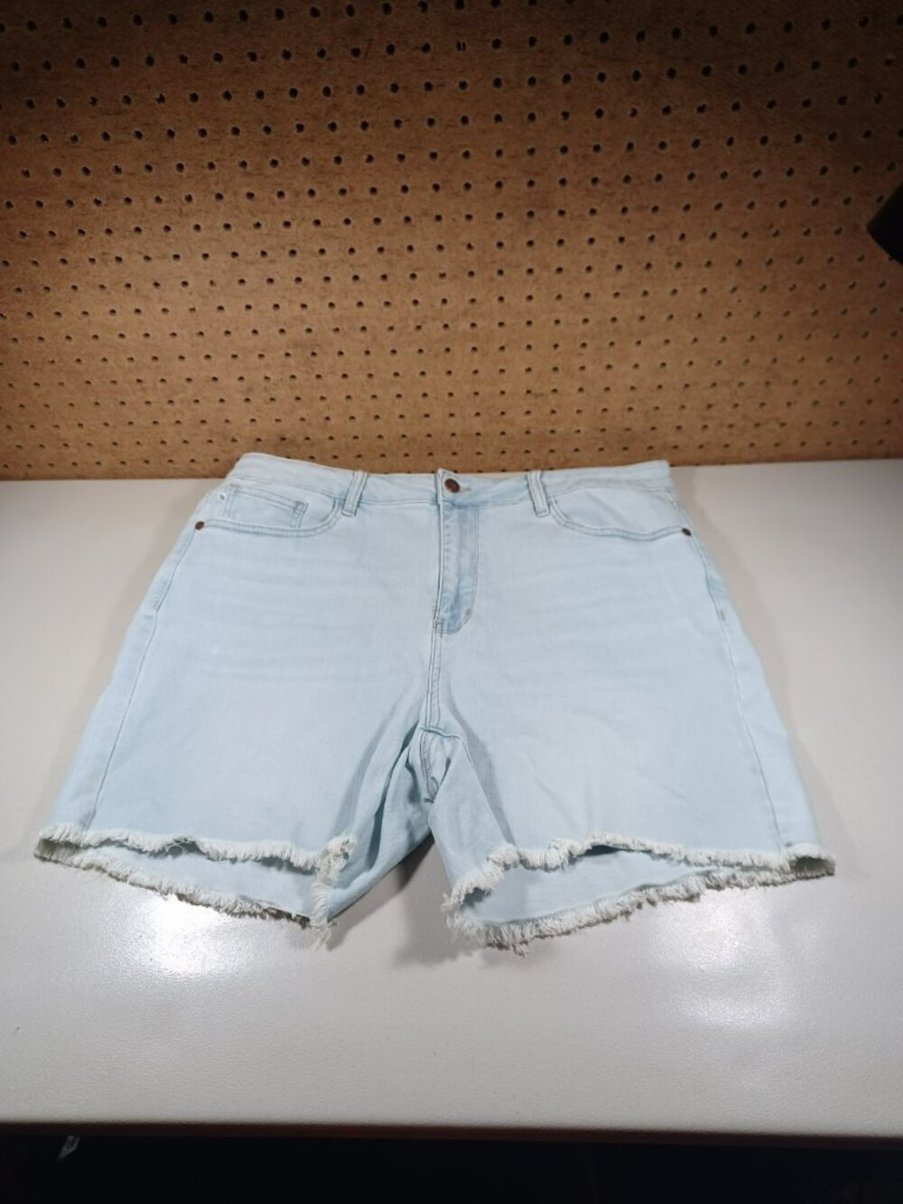 Judy Blue womens light wash stretch frayed jean shorts 2XL